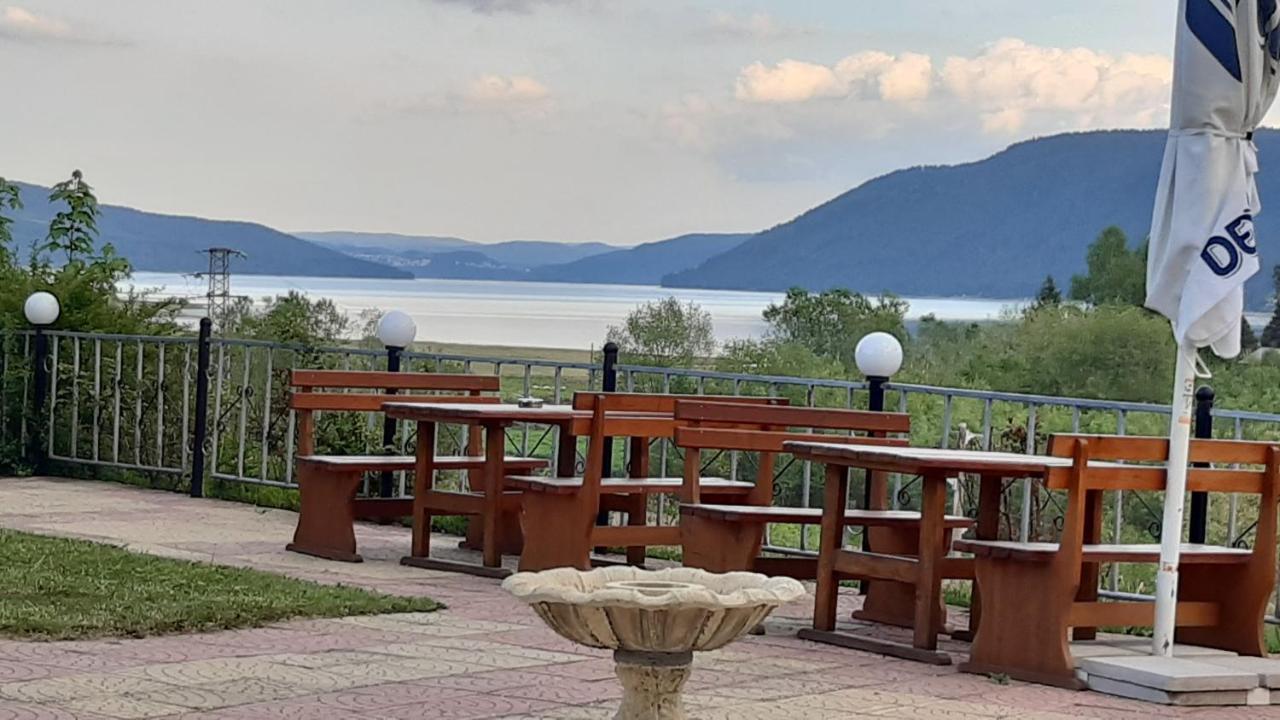 Family Hotel Panorama Сырница Экстерьер фото
